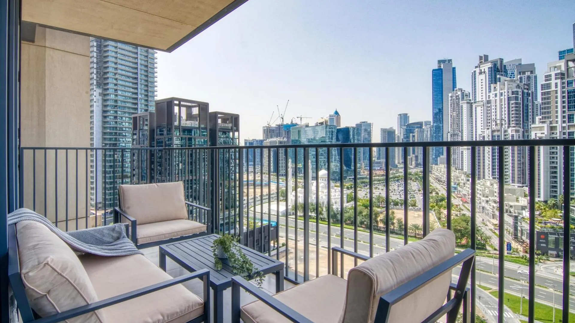 The Smart Concierge - Boulevard Heights Dubai Apartment